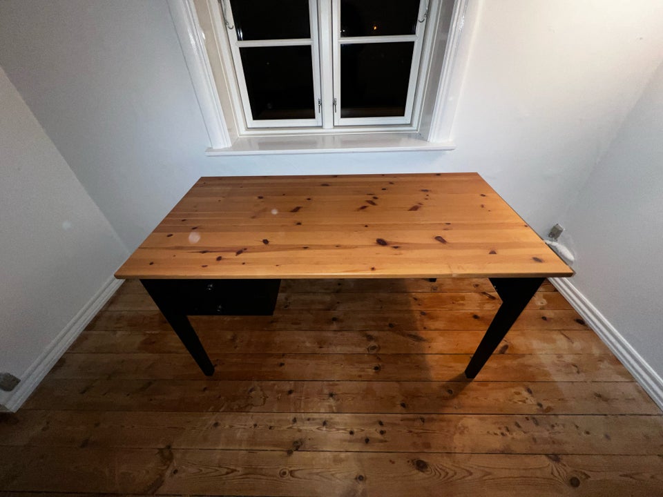 Skrivebord, Ikea, b: 140 d: 70 h: 74