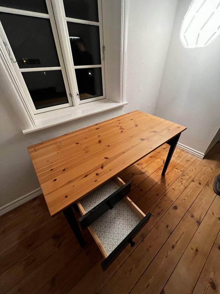 Skrivebord, Ikea, b: 140 d: 70 h: 74