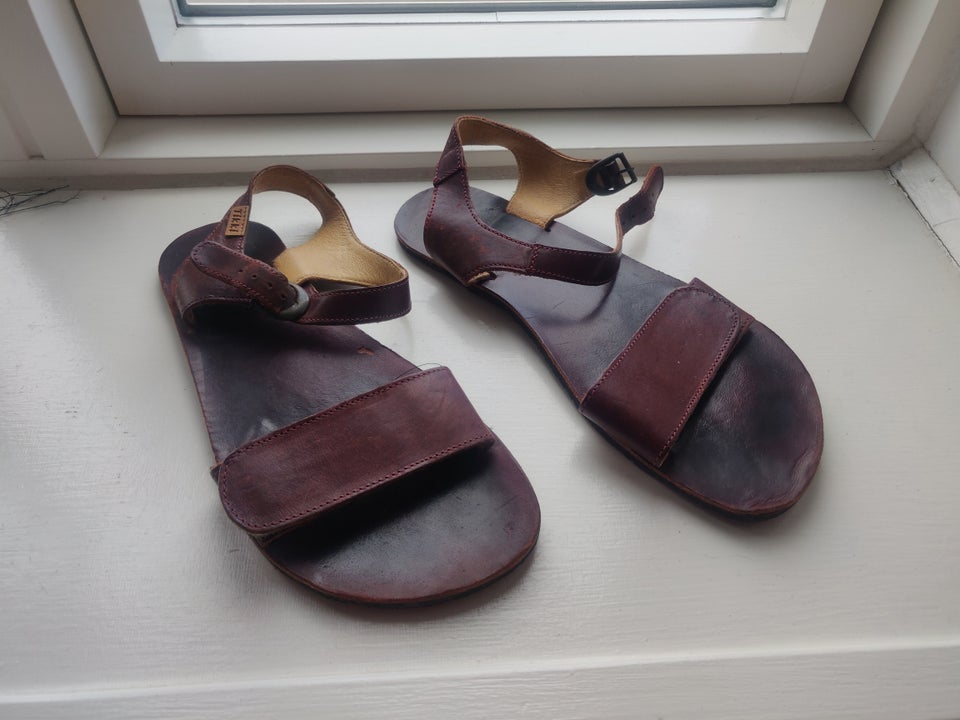 Sandaler, str. 40, Tikki