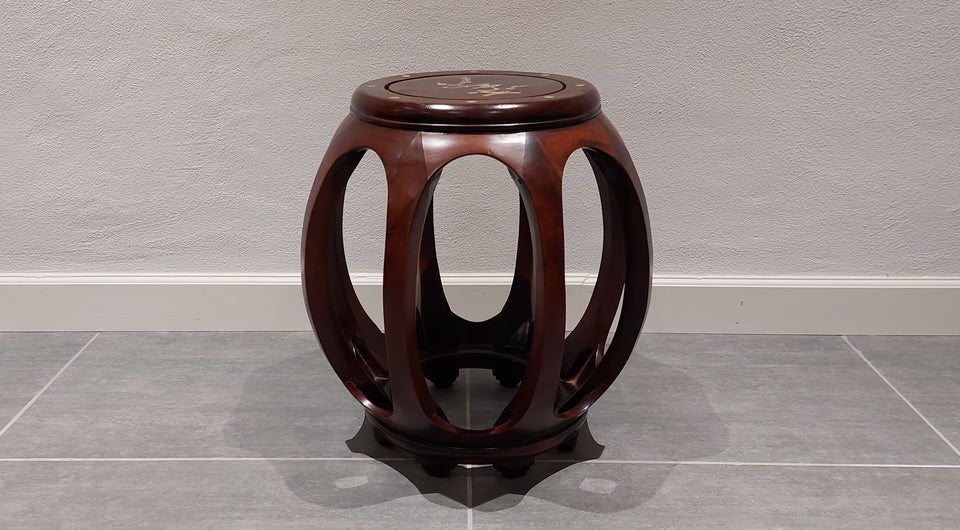 Andre borde, Chinese table / Stool.