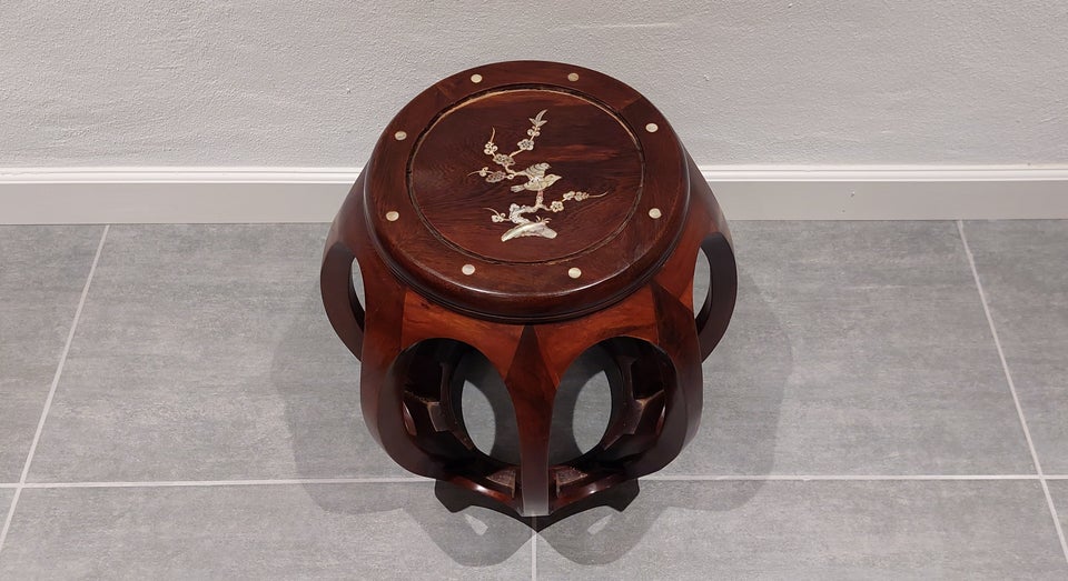 Andre borde, Chinese table / Stool.