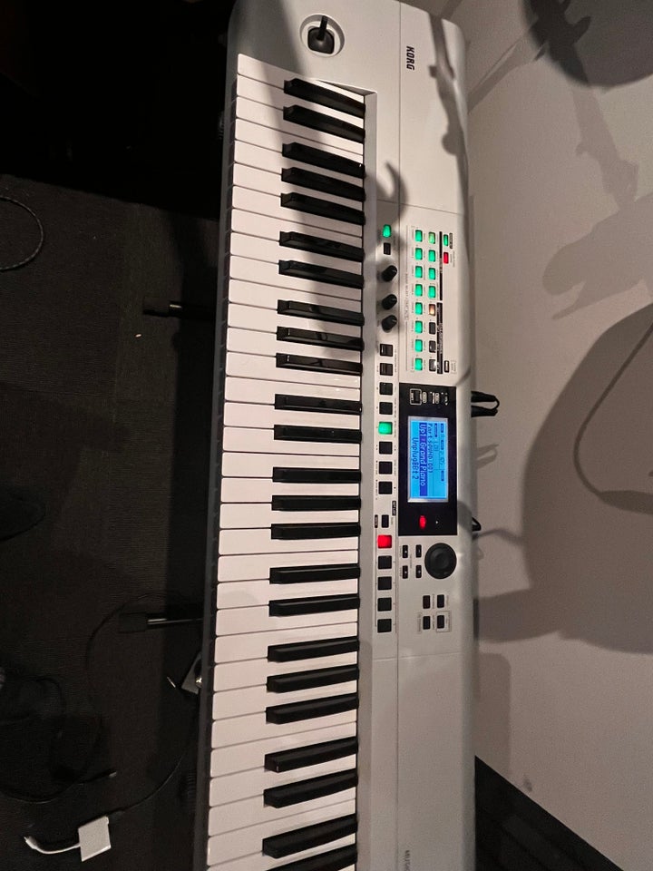 Keyboard, Korg i3 Silver