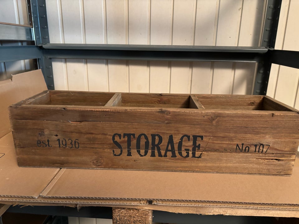 Kasse med 3 rum og teksten STORAGE,