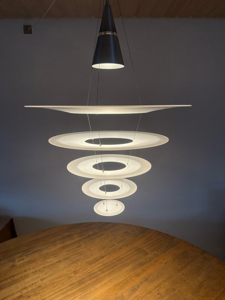 Anden loftslampe, Enigma 545 Louis