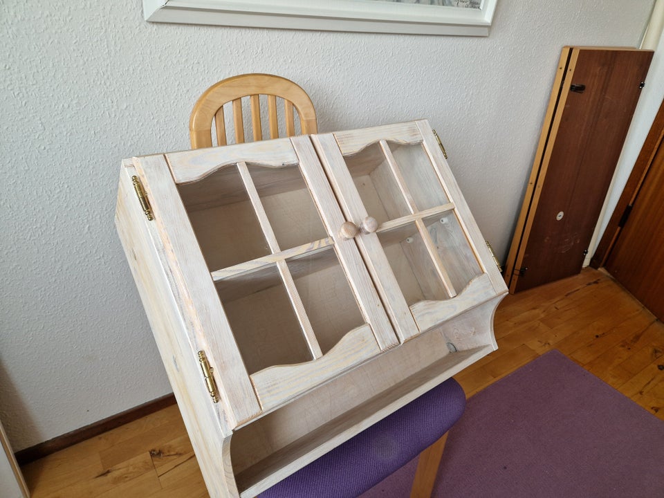 Hængevitrine, b: 59 d: 22 h: 49