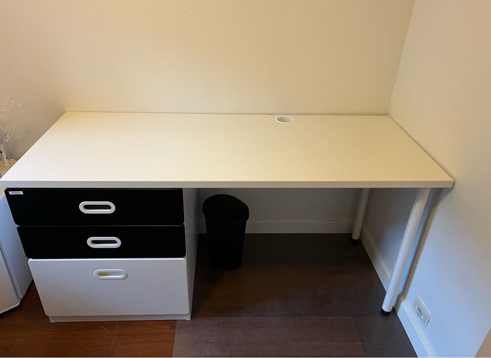 Skrivebord, Ikea, b: 155 d: 62 h: 75