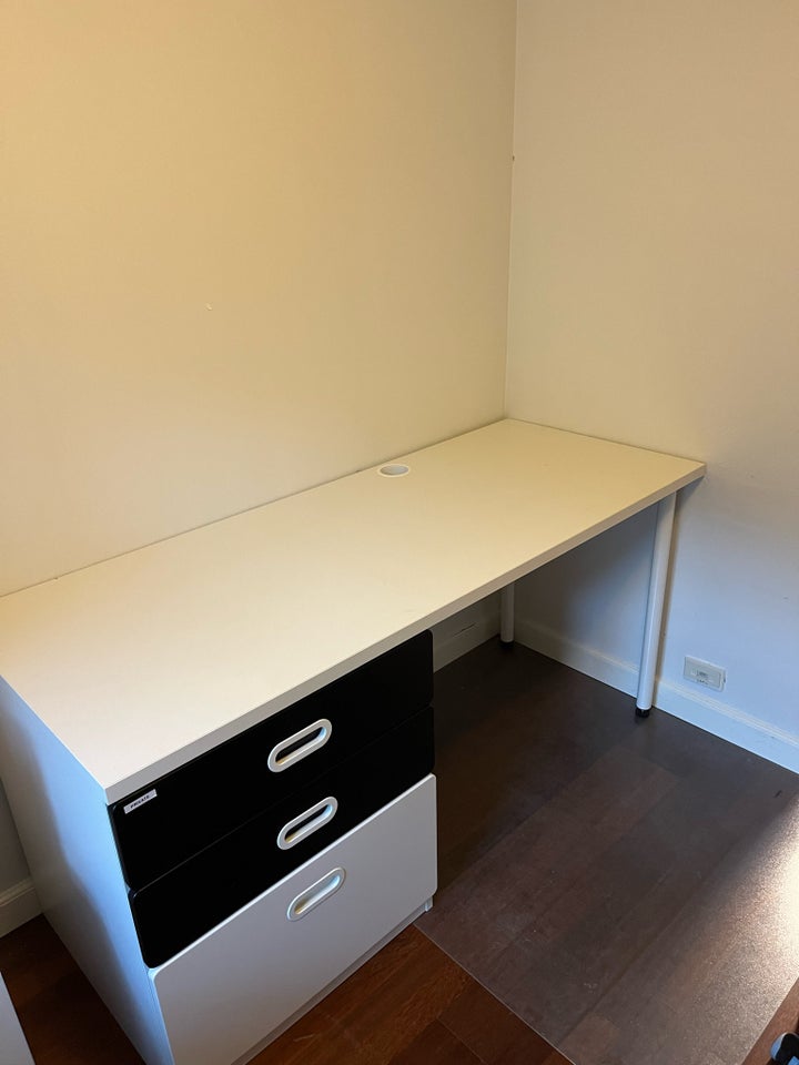 Skrivebord, Ikea, b: 155 d: 62 h: 75