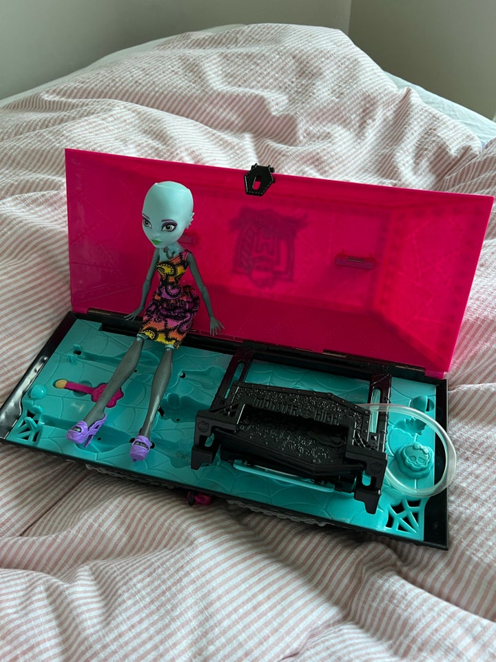 Dukkemøbler, monster high dukke