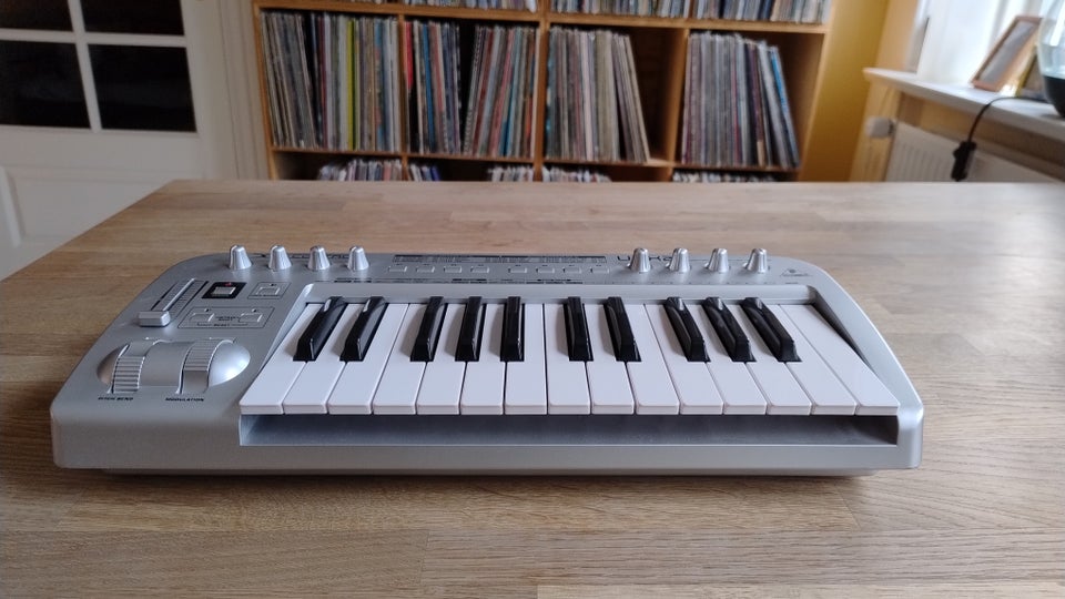 Midi keyboard Behringer UMX25