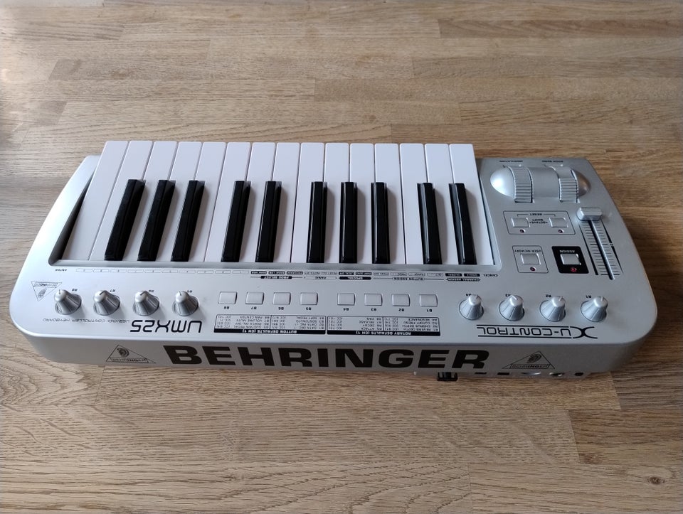 Midi keyboard Behringer UMX25