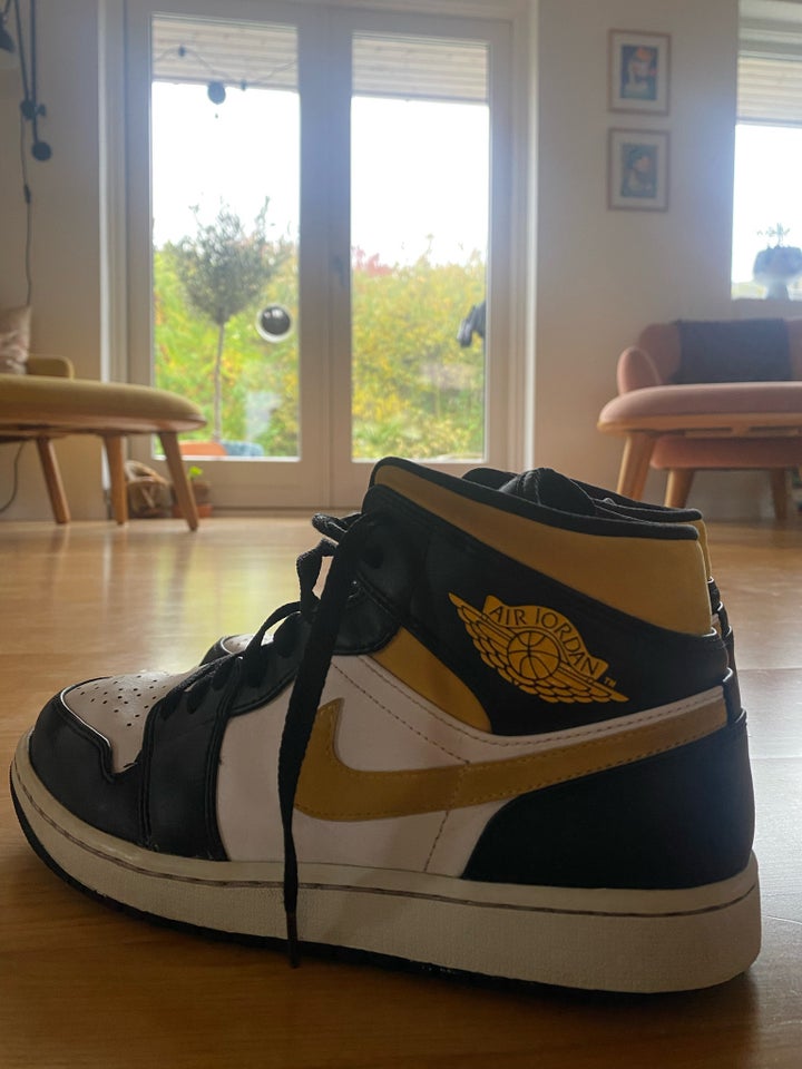 Sportssko, Air Jordan 1 MID, str.