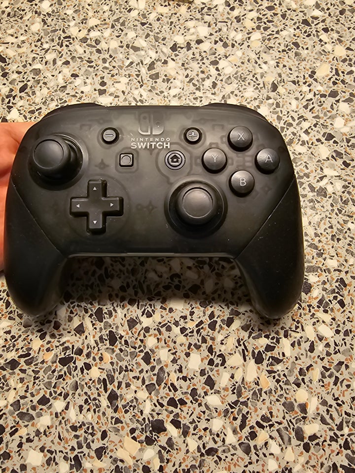 Nintendo Switch, Pro controller,