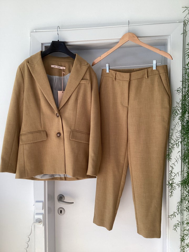 Blazer, str. 40, Rue Du Femme