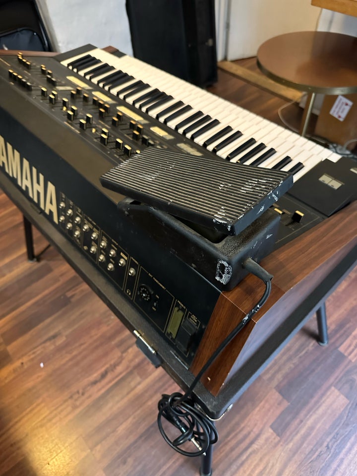 Monster Yamaha synth fra st...