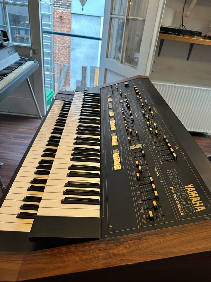 Monster Yamaha synth fra st...