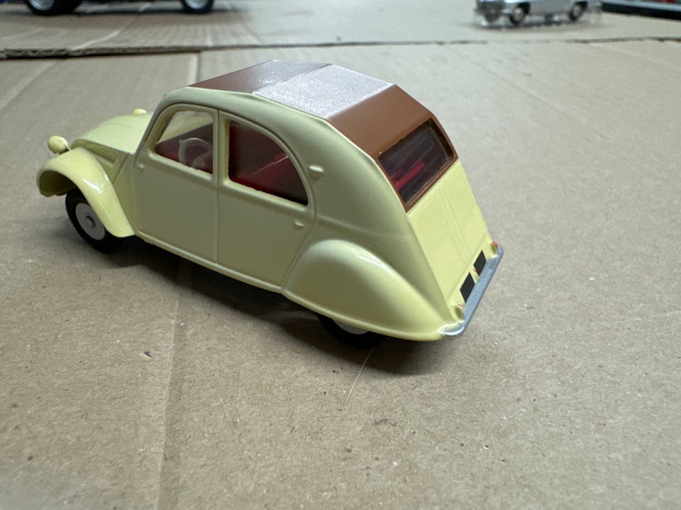 Modelbil, Citroën 2cv 1/43, skala