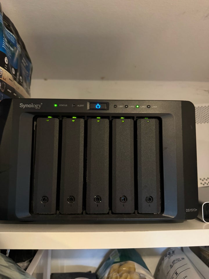 NAS, Synology DS1513+, God