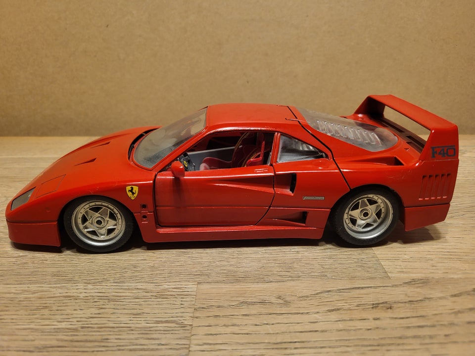 Modelbil, Ferrari F40, skala 1/18