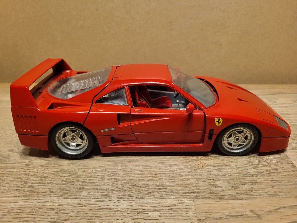 Modelbil, Ferrari F40, skala 1/18