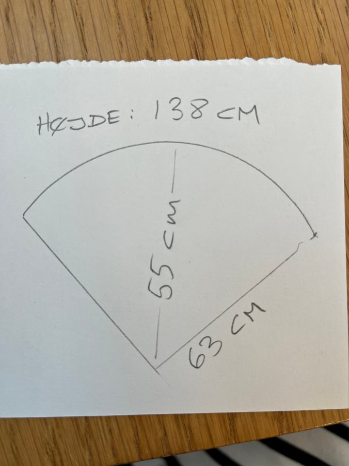 Hjørneskab b: 63 d: 55 h: 138