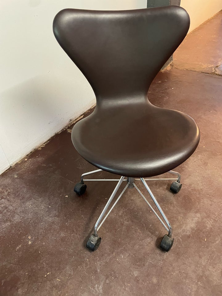 Arne Jacobsen, Serie 7 (3117), Stol