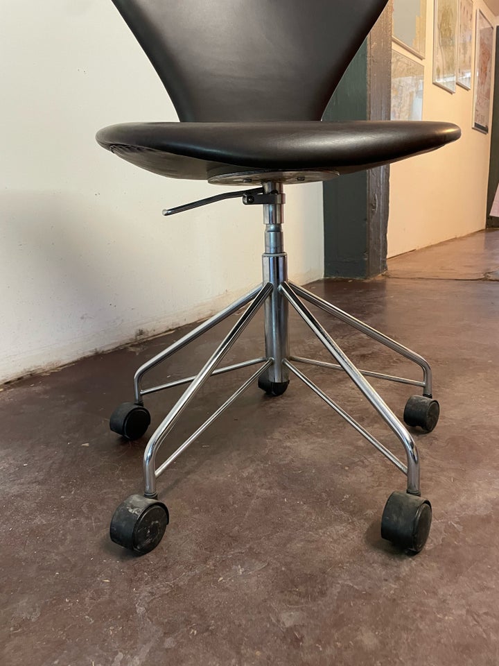 Arne Jacobsen, Serie 7 (3117), Stol