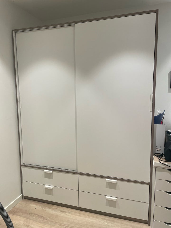 Klædeskab, Ikea, b: 154 d: 60 h: 205