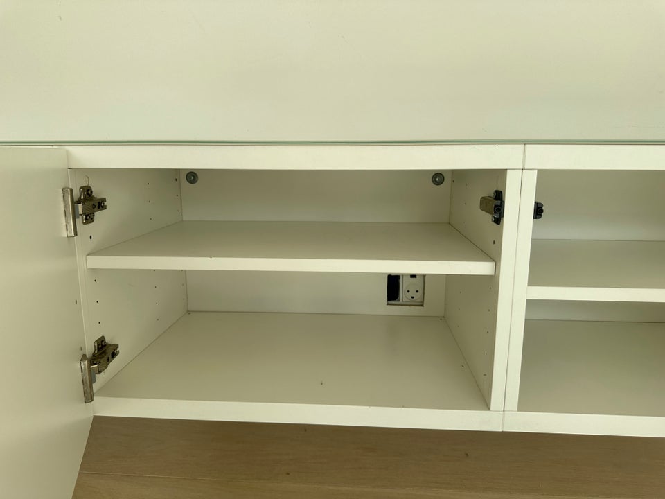 Vægreol, Ikea bestå, b: 180 d: 42 h: