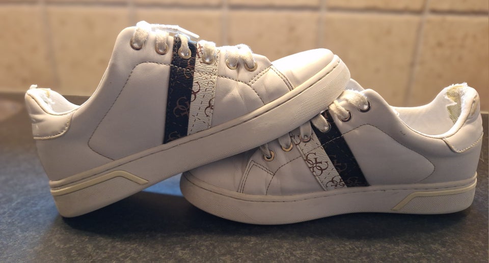 Sneakers, str. 39, Guess