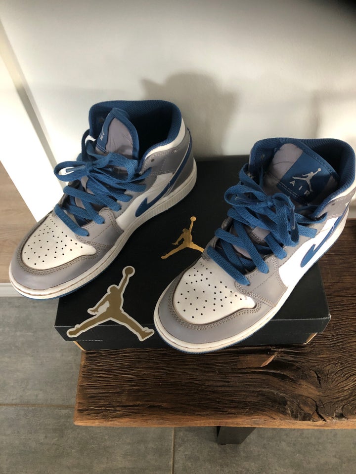 Sneakers, str. 37, Air Jordan 1 Mid