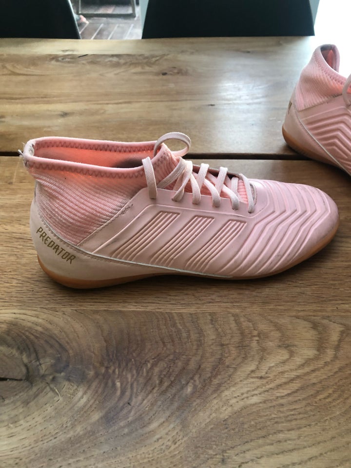 Fodboldsko, Indendørssko, Adidas