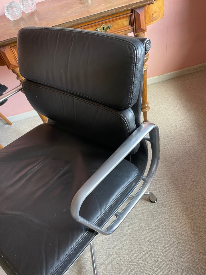 Eames Vitra Soft Pad 208 chair