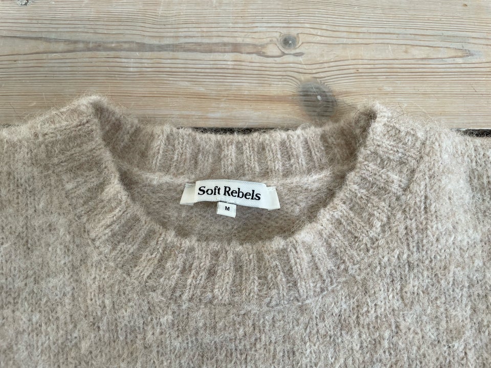 Sweater, Soft Rebels, str. 40