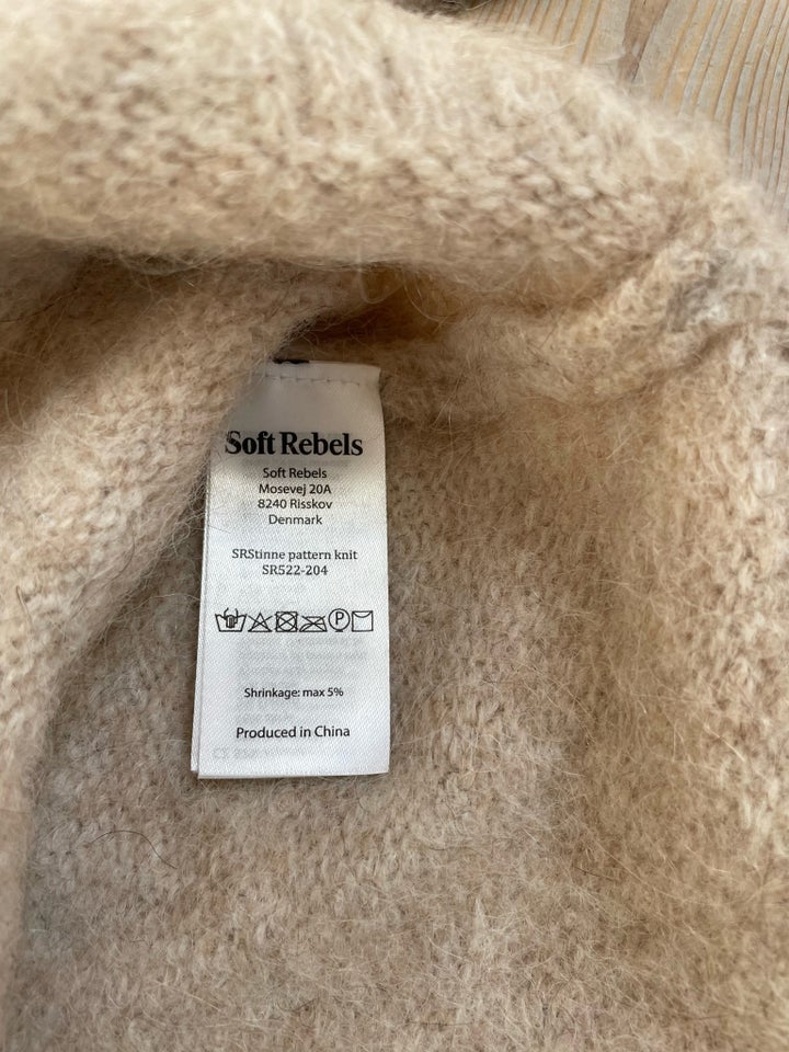 Sweater, Soft Rebels, str. 40