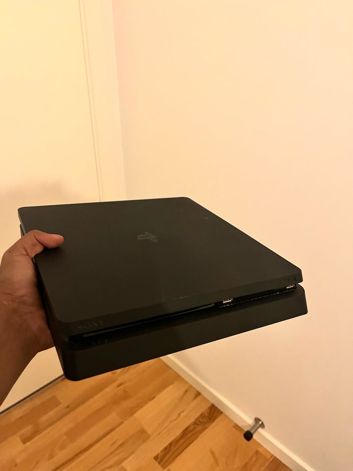 Playstation 4, Slim, God