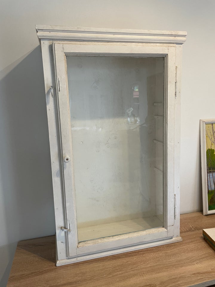 Hængevitrine, b: 61 d: 23 h: 95