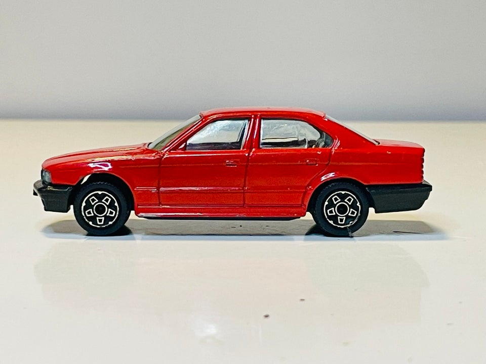 Modelbil, Bburago BMW 535i, skala