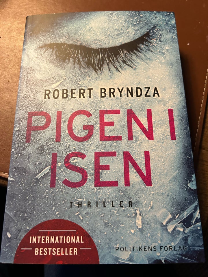 Pigen i isen, Robert Bryndza,