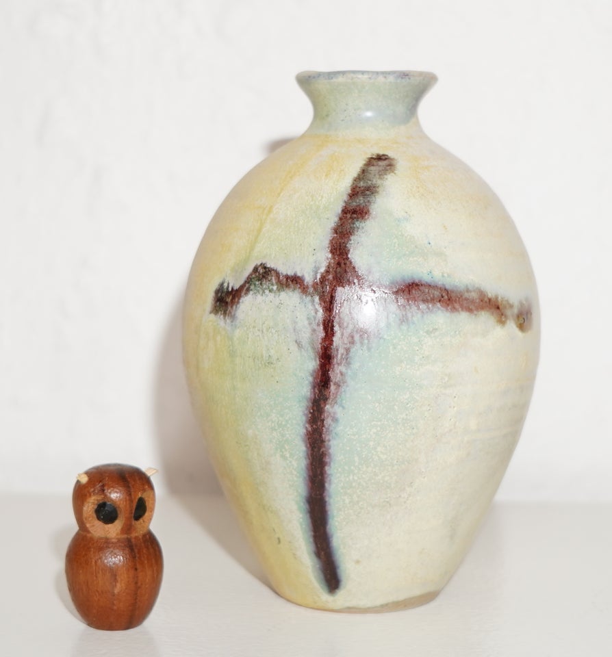 Stentøjs vase med støvet gul glasur