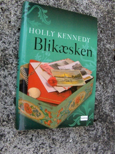 Blikæsken, HOLLY KENNEDY, genre: