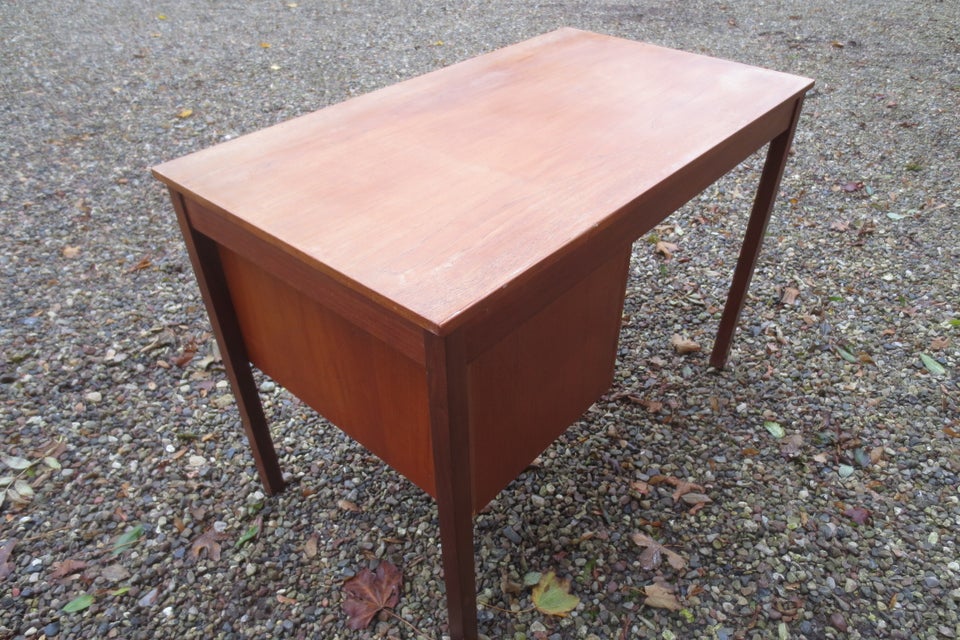 Skrivebord, Teak, b: 105 d: 60 h: 72