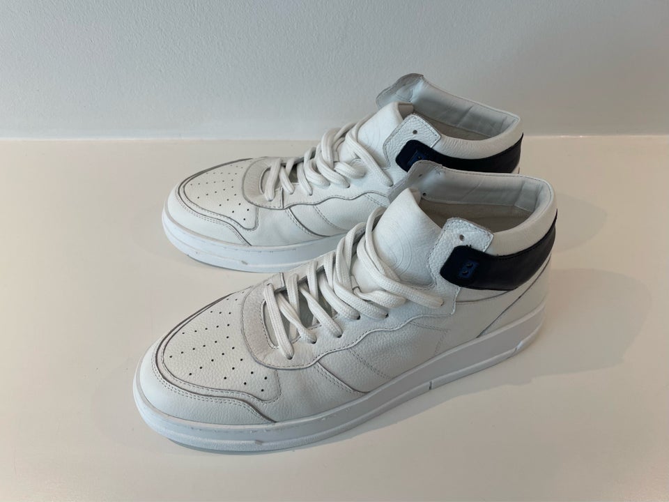 Sneakers, Odiin, str. 45