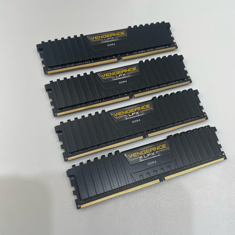 Corsair 16 DDR4 SDRAM