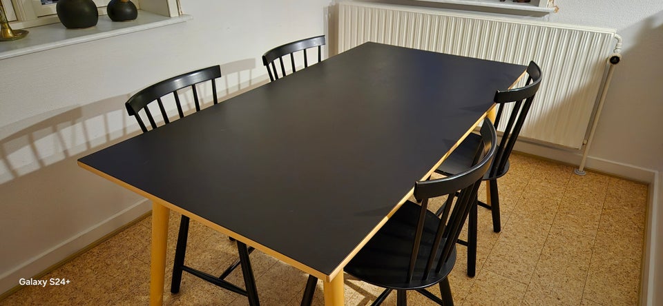 Spisebord, Linoleum og lakkret