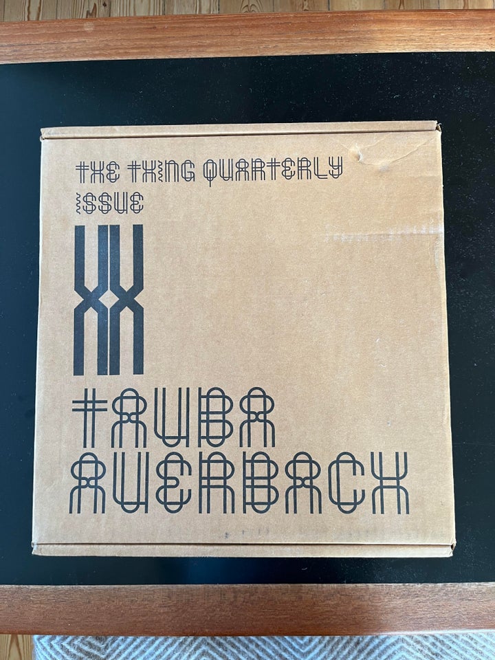 Vægur The Thing Quarterly