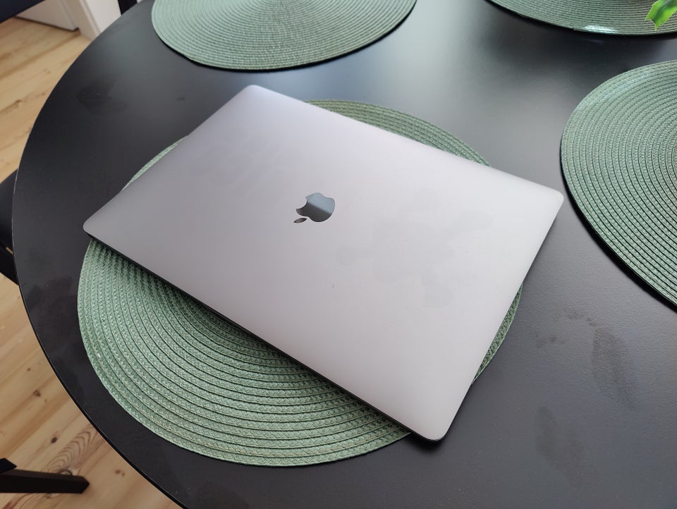 MacBook Pro MacBook Pro 15 (2018)