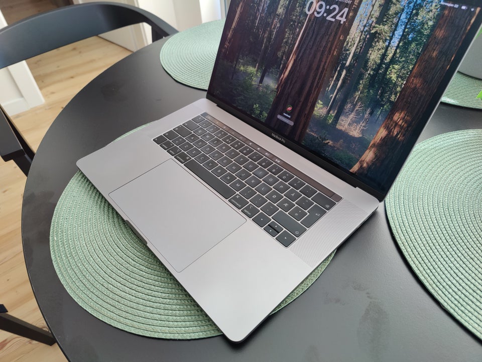 MacBook Pro MacBook Pro 15 (2018)