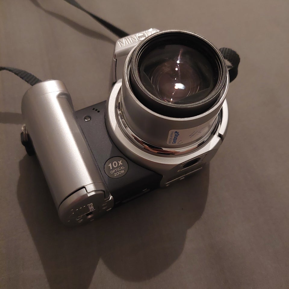 Minolta Dimage Z1, 3.2 megapixels,