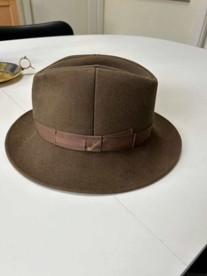 Hat, Borsalino, str. 56/57