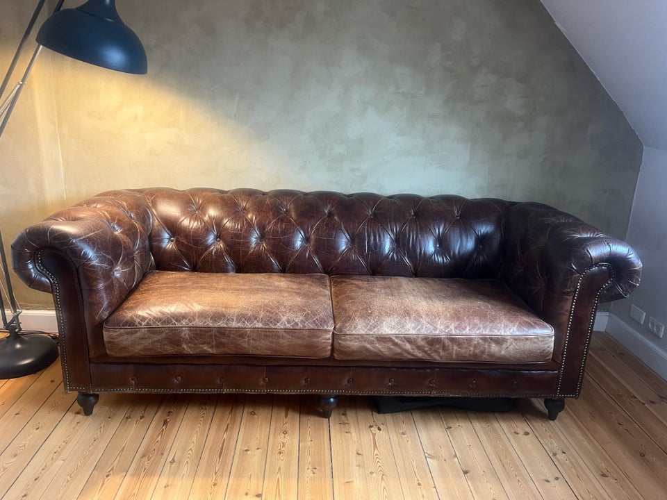 Lædersofa ‘Chesterfield look’ 